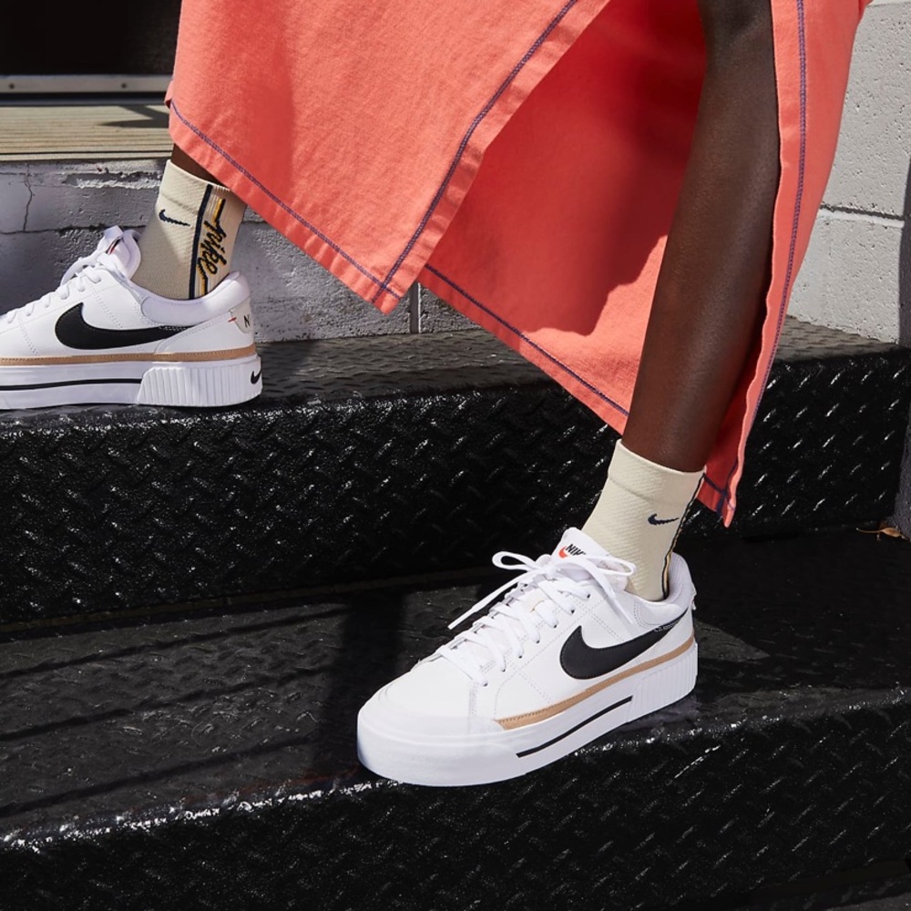 Gently used Nike Court Legacy Lift Size 9
